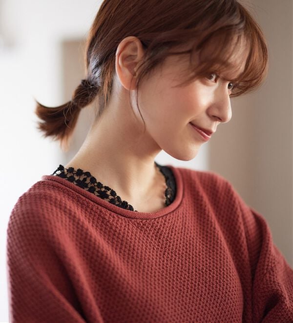 Viola e Viola（ヴィオラ エ ヴィオラ）の「あったか綿衿見せレーストップス【吸湿発熱&times;静電気防止】（カットソー）」｜詳細画像