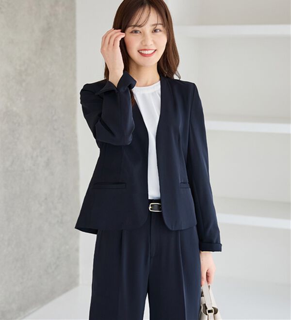 alotta（アロッタ）の「【ブラウス付き３点セット】洗える！多機能セットスーツ（パンツスーツ）」｜ネイビー