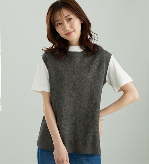 BELLUNA（ベルーナ）の「レース柄シアージャカードニットベスト（ベスト）」｜チャコール