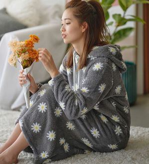 YU'NOW（ユナウ）の「ふんわりモコ　ボアルームウェアマキシワンピース（パジャマ・ルームウェア）」｜チャコールグレー系デイジー柄