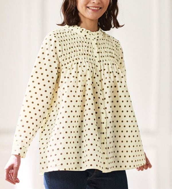 BELLUNA（ベルーナ）の「ぽこぽこ可愛いシャーリング使いドット柄ブラウス（ブラウス）」｜詳細画像