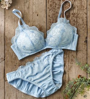 YU'NOW（ユナウ）の「ぷるるん谷間のノンワイヤーブラ＆ショーツ（ブラジャー＆ショーツセット）」｜ブルー