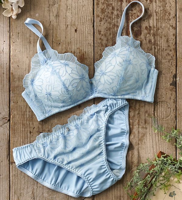 YU'NOW（ユナウ）の「ぷるるん谷間のノンワイヤーブラ＆ショーツ（ブラジャー＆ショーツセット）」｜ブルー