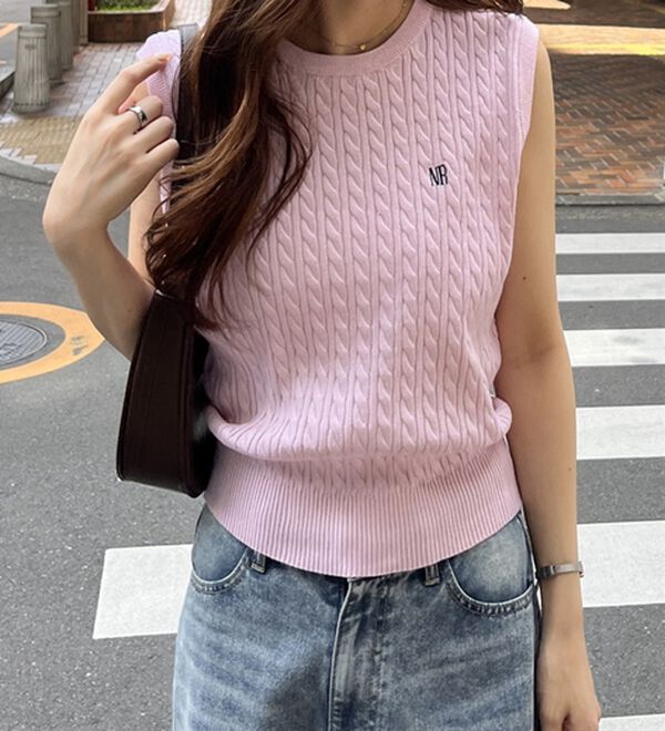 GeeRA（ジーラ）の「ケーブル編み刺しゅうノースリニット（ベスト）」｜ピンク