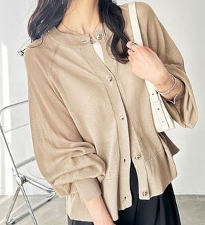 GeeRA（ジーラ）の「ゴールドボタンシアーカーディガン（ニットカーディガン）」｜モカベージュ
