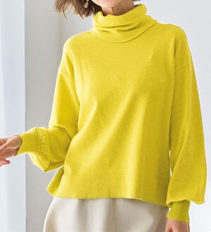 VINNO（ヴィノ）の「吸湿発熱ゆるタートルニット（ニット・セーター）」｜ライトイエロー