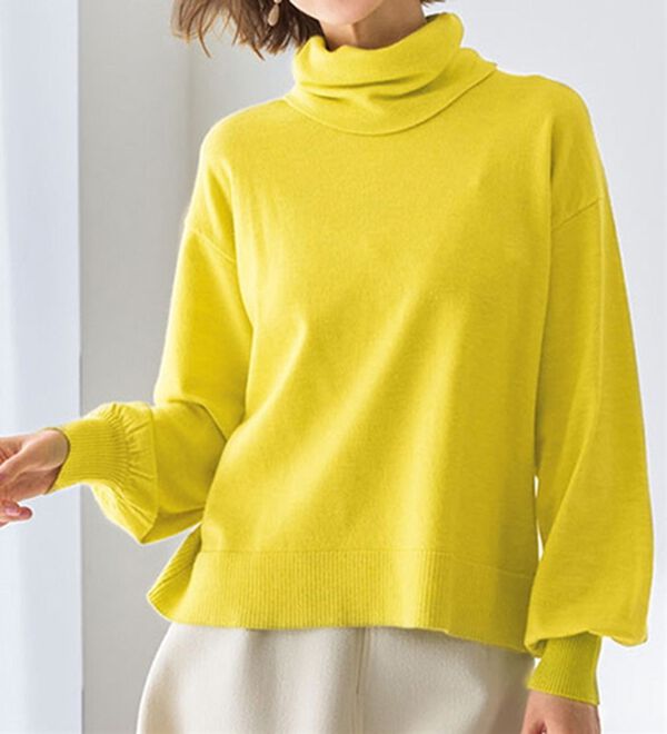 VINNO（ヴィノ）の「吸湿発熱ゆるタートルニット（ニット・セーター）」｜ライトイエロー