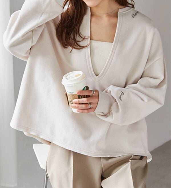 RANAN（ラナン）の「裏起毛Ｖネックロゴ刺しゅうスウェット（トレーナー・スウェット）」｜詳細画像