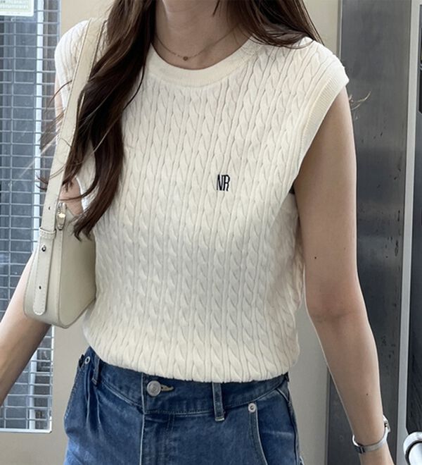 GeeRA（ジーラ）の「ケーブル編み刺しゅうノースリニット（ベスト）」｜詳細画像