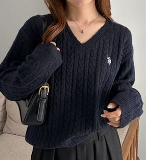 RANAN（ラナン）の「＜U.S.POLO ASSN.＞ワンポイントケーブルVネックニット（ニット・セーター）」｜ネイビー