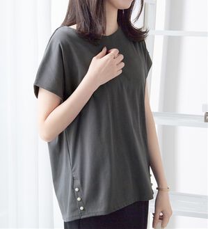 alotta（アロッタ）の「ひんやり裾パールデザインＴシャツ（カットソー）」｜チャコール