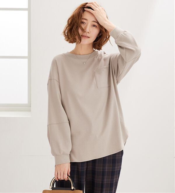 BELLUNA（ベルーナ）の「吸湿発熱ポンチ素材袖切替プルオーバー（カットソー）」｜グレージュ