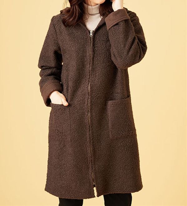 BELLUNA（ベルーナ）の「ボア素材フードデザインコート（ロングコート）」｜モカ