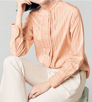 VINNO（ヴィノ）の「綿ストライプフリル衿ブラウス（ブラウス）」｜オレンジ系ストライプ