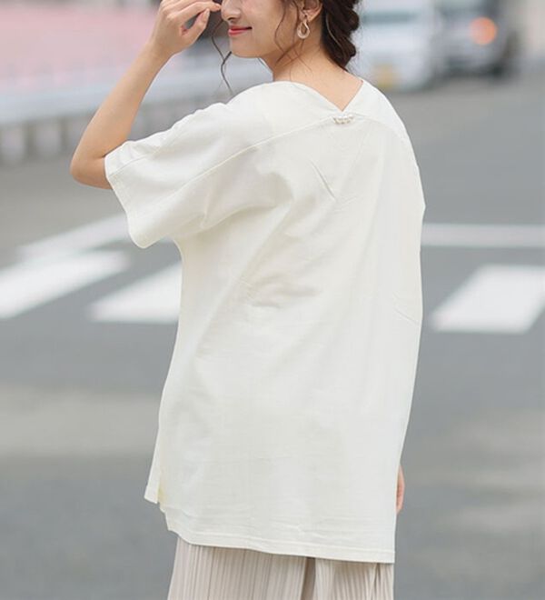 A HAPPY MARILYN（アハッピーマリリン）の「【麗シルエット】綿１００％ うしろ姿スッキリ 前後Ｖネック Ｔシャツ（Tシャツ）」｜詳細画像