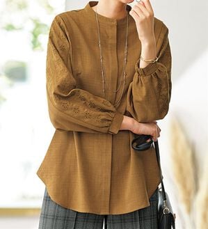 BELLUNA（ベルーナ）の「麻調素材袖刺しゅうデザインブラウス（ブラウス）」｜イエロー