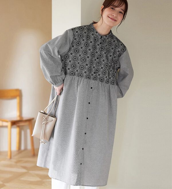 Viola e Viola（ヴィオラ エ ヴィオラ）の「パッと華やぐ繊細刺しゅうの大人シャツワンピース（シャツワンピース）」｜詳細画像