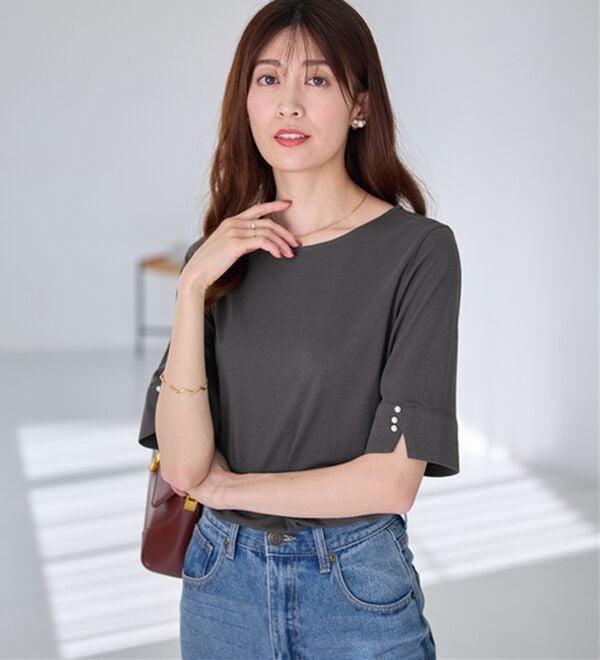 alotta（アロッタ）の「【選べる袖丈】柔らか綿混素材パール調ボタンＴシャツ（カットソー）」｜詳細画像