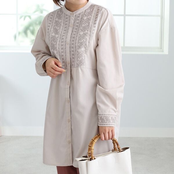 BELLUNA（ベルーナ）の「ペイズリー刺しゅうシャツチュニック（チュニック）」｜詳細画像