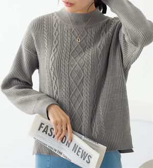 alotta（アロッタ）の「【毛玉になりにくい・静電気防止】ケーブル柄モックネックニット（ニット・セーター）」｜グレー