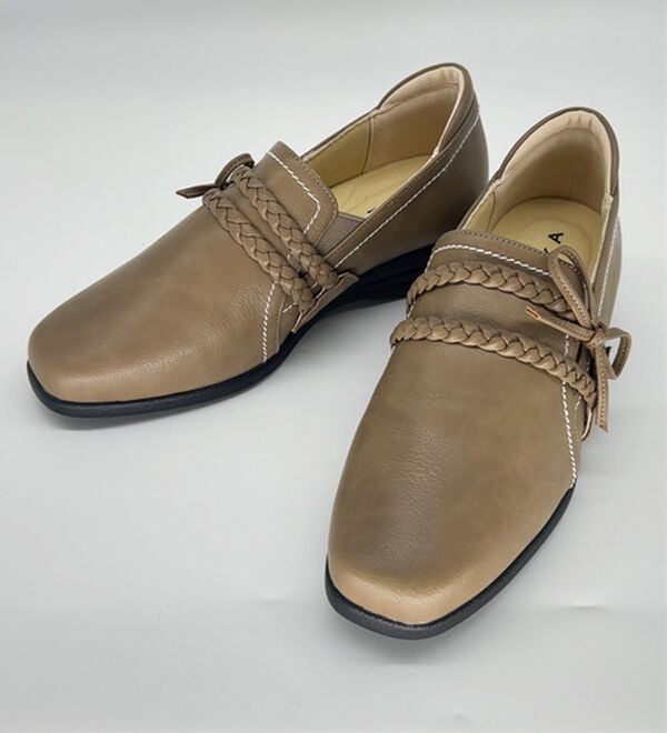 BELLUNA（ベルーナ）の「４Ｅ編み込みベルトシューズ（スリッポン）」｜詳細画像