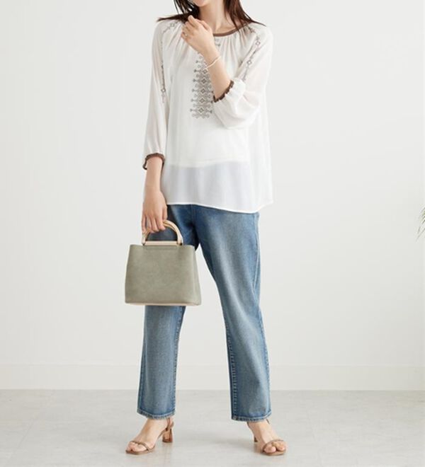 BELLUNA（ベルーナ）の「シフォン素材刺しゅうデザインブラウス（ブラウス）」｜詳細画像