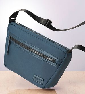 「＜ヒロコ・コシノ・オム・ベーシック＞超軽量ソフトタッチショルダー（メンズショルダーバッグ）」｜ネイビー