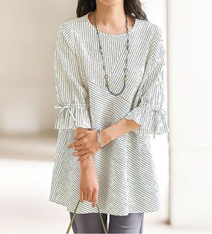 BELLUNA（ベルーナ）の「シャーリング素材ストライプ切替ブラウス（チュニック）」｜詳細画像