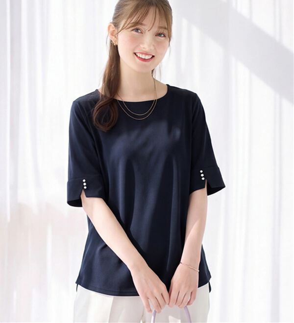 alotta（アロッタ）の「【選べる袖丈】柔らか綿混素材パール調ボタンＴシャツ（カットソー）」｜ネイビー　半袖