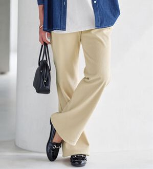 BELLUNA（ベルーナ）の「シュッと体型カバー！縦リブ素材裏ベロアフレアーパンツ（フルレングスパンツ）」｜アイボリー