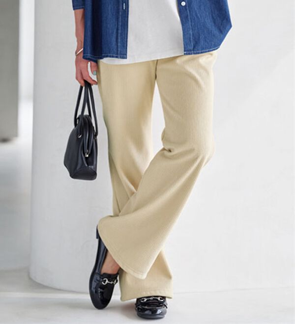 BELLUNA（ベルーナ）の「シュッと体型カバー！縦リブ素材裏ベロアフレアーパンツ（フルレングスパンツ）」｜アイボリー