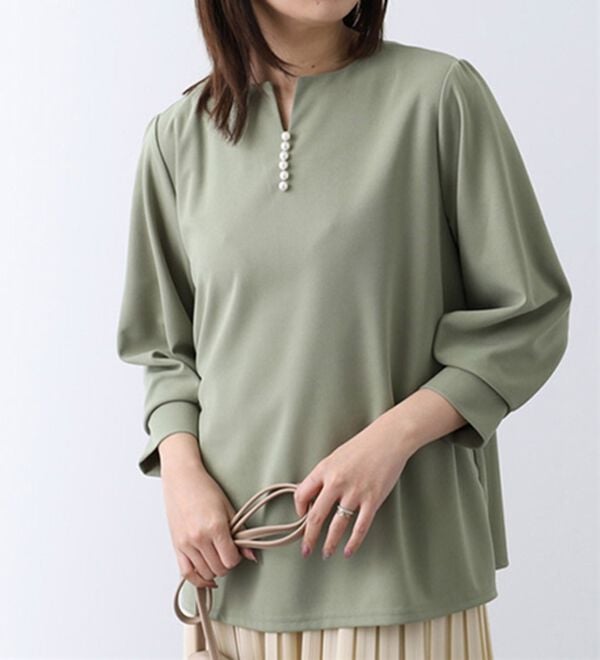 BELLUNA（ベルーナ）の「カットジョーゼット素材パール使いブラウス（ブラウス）」｜オリーブ
