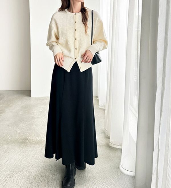 GeeRA（ジーラ）の「ゴールドボタン表面感クルーネックカーディガン（ニットカーディガン）」｜詳細画像