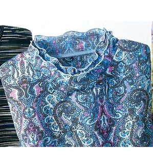 BELLUNA（ベルーナ）の「楊柳素材プリントハイネックプルオーバー（カットソー）」｜ペイズリー柄(サックス)