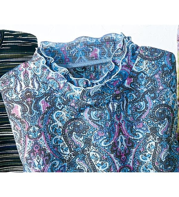 BELLUNA（ベルーナ）の「楊柳素材プリントハイネックプルオーバー（カットソー）」｜ペイズリー柄(サックス)