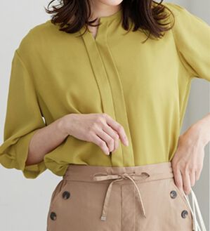 BELLUNA（ベルーナ）の「【接触冷感】機能付ジョーゼット素材キーネックブラウス（ブラウス）」｜イエロー