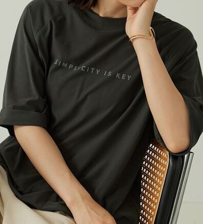 BELLUNA（ベルーナ）の「シャリニット素材ロゴプルオーバー（カットソー）」