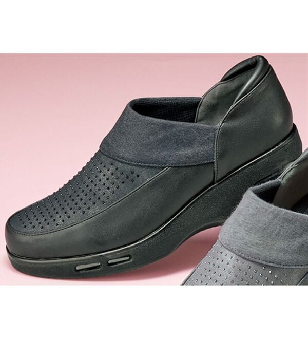 BELLUNA（ベルーナ）の「４Ｅダブルエアビジュー使いシューズ（スリッポン）」｜黒