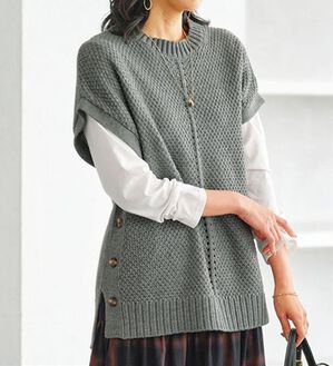 BELLUNA（ベルーナ）の「ボタン使いゆったりニットベスト（ベスト）」｜杢グレー