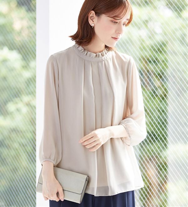 Viola e Viola（ヴィオラ エ ヴィオラ）の「フリル衿シフォンタックブラウス（ブラウス）」｜トープ