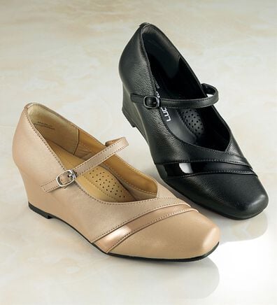 BELLUNA（ベルーナ）の「４Ｅ山羊革甲ストラップウェッジパンプス（パンプス）」