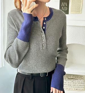 GeeRA（ジーラ）の「レイヤード風ヘンリーネックリブニットトップス（ニット・セーター）」｜杢グレー&times;ブルー