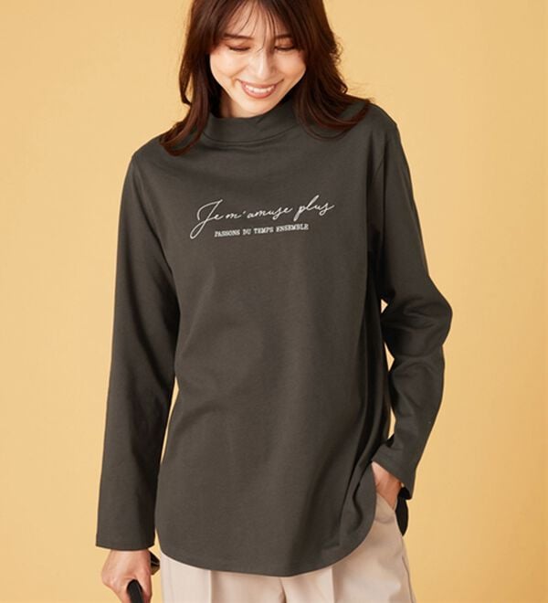 BELLUNA（ベルーナ）の「刺しゅうロゴ使いハイネックプルオーバー（カットソー）」｜詳細画像