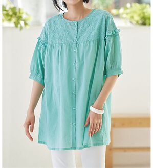 BELLUNA（ベルーナ）の「綿１００％クラフト刺しゅうブラウス（ブラウス）」｜セージ