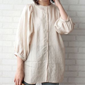 BELLUNA（ベルーナ）の「ドビー素材タック使いシャツチュニック（チュニック）」｜ベージュ