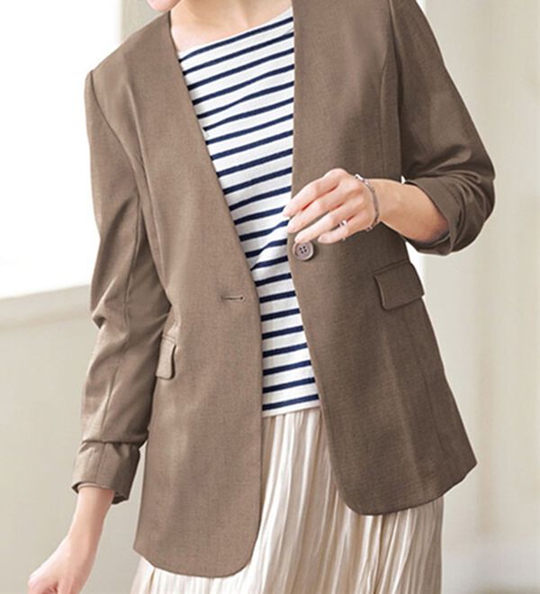 BELLUNA（ベルーナ）の「カジュアルコーデにきちんと感を！ノーカラージャケット（ノーカラージャケット）」｜モカ