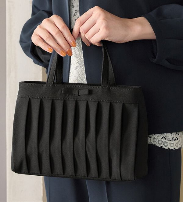 マックスマーラのパーティーポシェット から 