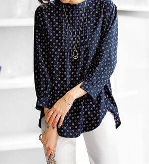 BELLUNA（ベルーナ）の「ピンタックデザイン小紋柄ブラウス（ブラウス）」｜ネイビー系