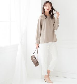 alotta（アロッタ）の「袖パール調ボタン付きタックブラウス（ブラウス）」｜グレージュ