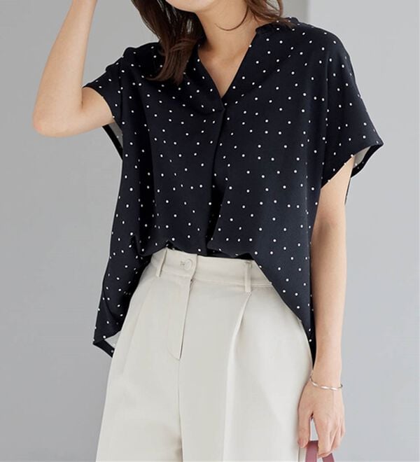 alotta（アロッタ）の「【４つの機能付】ひんやりスキッパーＴシャツブラウス（ブラウス）」｜詳細画像